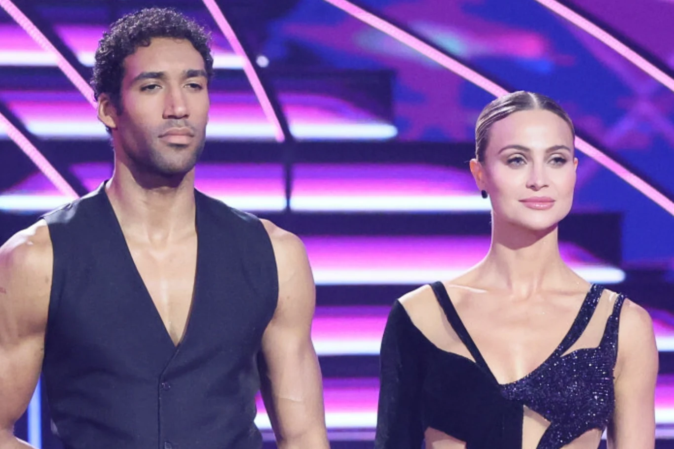 Gamou Fall, Hanna Żudziewicz Gamou Fall i Hanna Żudziewicz w scenicznych kostiumach stoją w programie "Taniec z gwiazdami"