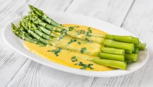 Szparagi i jajka w koszulce lub pod postacią sosu holenderskiego to klasyka kuchni. To połączenie sprzyja też zdrowiu