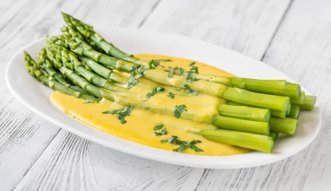 Jaja to najzdrowszy dodatek do młodych szparagów. Razem mają mało kalorii a mnóstwo białka i witamin