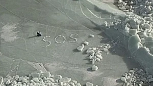 Cudem uniknęli tragedii na zamarzniętej Zatoce Botnickiej. Ułożyli SOS z lodu