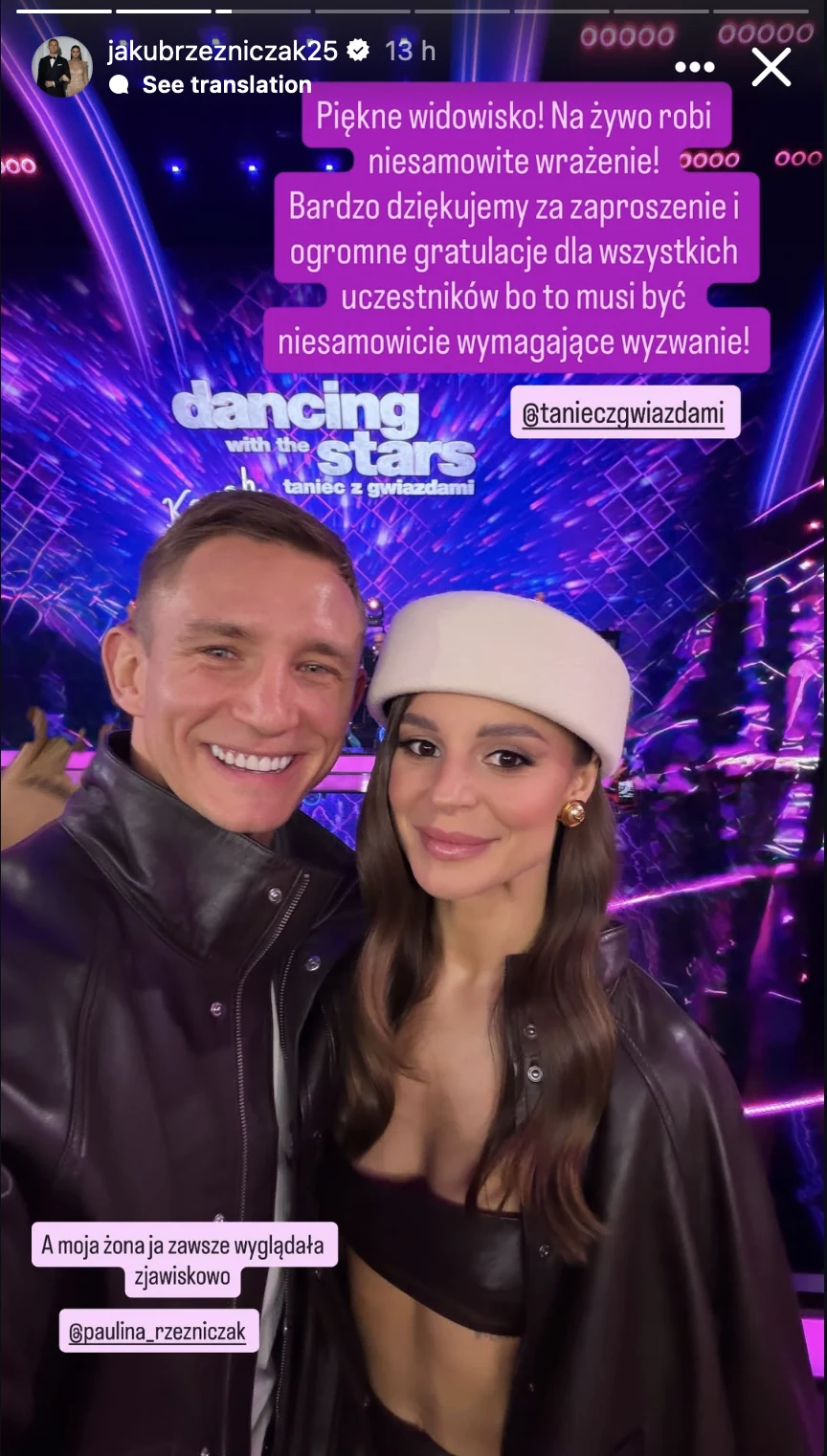 Uśmiechnięta para pozuje wspólnie na tle neonowego napisu „dancing with the stars”, otoczona fioletowymi światłami oraz futurystyczną scenografią programu telewizyjnego.