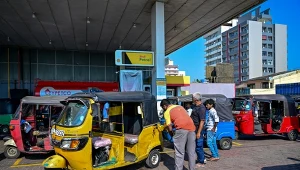 Na stacjach paliw na Sri Lance ustawiają się kolejki pojazdów