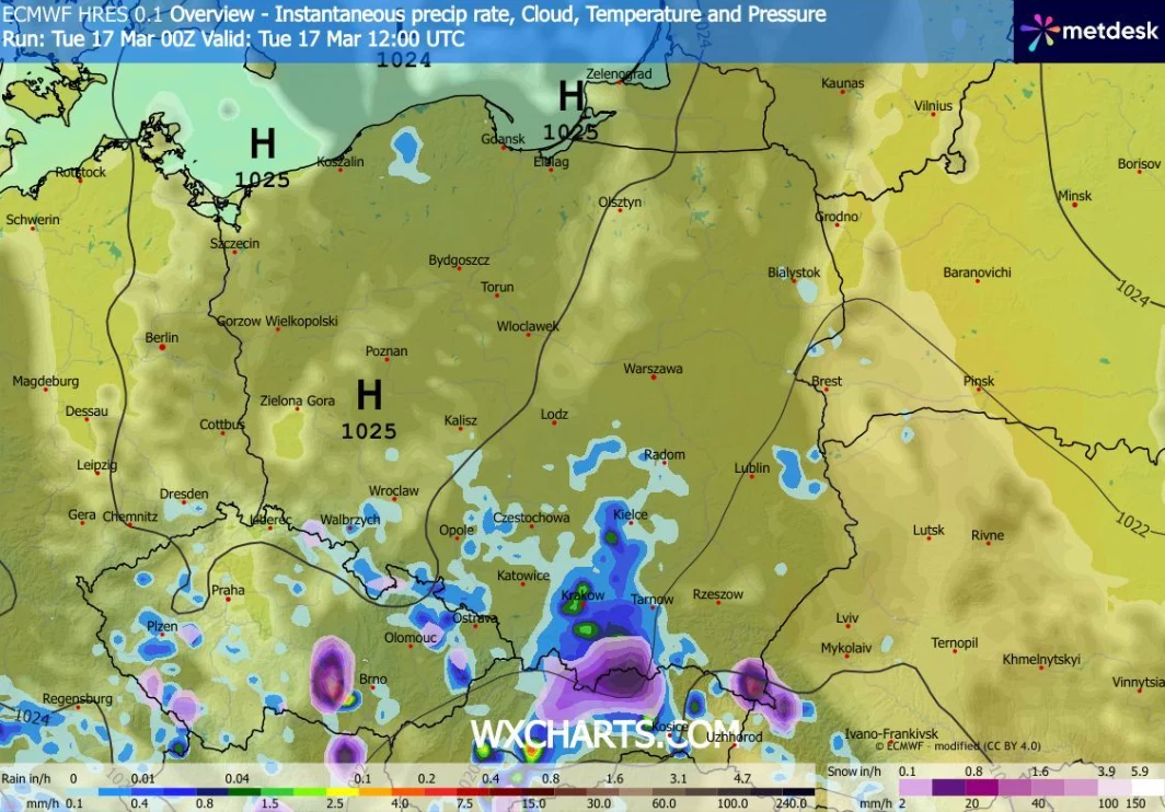 Mapa pogodowa Polski z widocznymi obszarami dużego ciśnienia atmosferycznego (H 1025 hPa) oraz lokalnymi opadami deszczu i burzami skoncentrowanymi głównie na południu i południowym zachodzie kraju, przedstawia także rozkład temperatur i chmur w danym ...