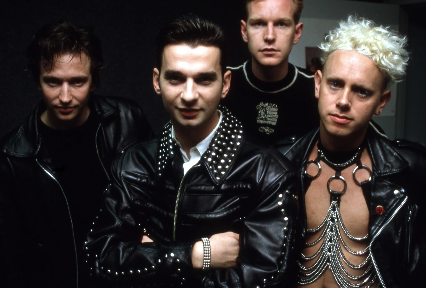 Depeche Mode Muzycy z zespołu Depeche Mode pozują do zdjęcia. Czterech mężczyzn jest ubranych w czarne kurtki i patrzą w obiektyw