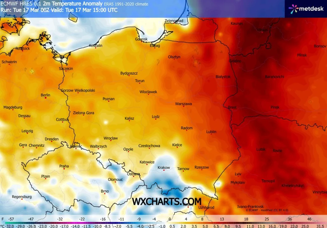 Mapa Polski i krajów sąsiadujących przedstawiająca anomalię temperatury, z wyraźnie zaznaczonym gradientem – zachodnia część kraju utrzymuje się w odcieniach żółci i pomarańczy, natomiast wschodnia i północno-wschodnia część w intensywnej czerwieni, co...