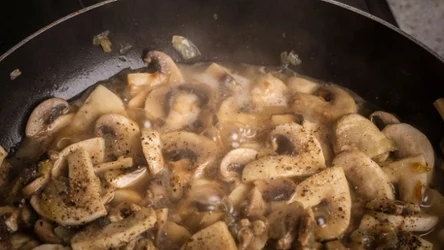 Jak prawidłowo smażyć pieczarki, by nie traciły swojego koloru i smaku?