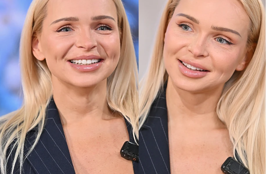 Blondynka o długich włosach, ubrana w granatową marynarkę w delikatne prążki, uśmiecha się patrząc w różnych kierunkach; do ubrania przypięty mikrofon przypomina o profesjonalnym charakterze wystąpienia.