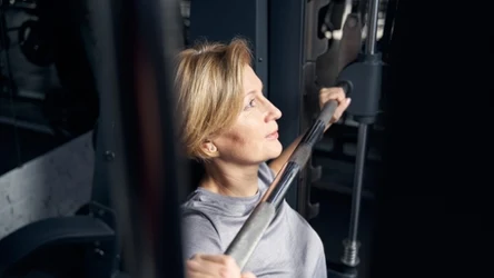 Udowodniono, że trening siłowy spowalnia starzenie, wspiera mózg, przyspiesza metabolizm