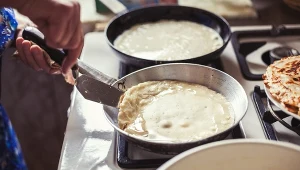 Smażenie naleśników na patelniach stalowych może być niekiedy problematyczne, ale jest na to rada 