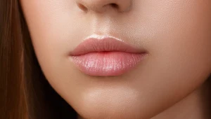 Modny makijażowy trend. Usta wyglądają na pełne i bardziej soczyste 
