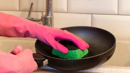 Sposób na przypalone patelnie. Znów mogą lśnić czystością.