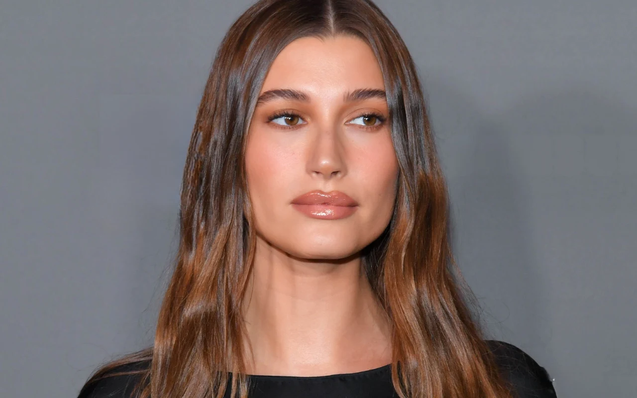 Hailey Bieber w modnym makijażu ust Jak powiększyć usta makijażem?