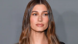 Hailey Bieber w modnym makijażu ust