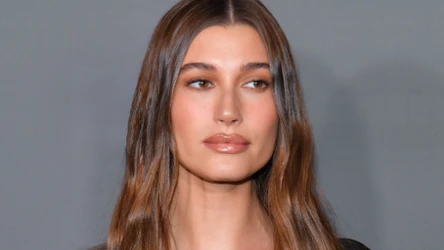 Hailey Bieber w modnym makijażu ust