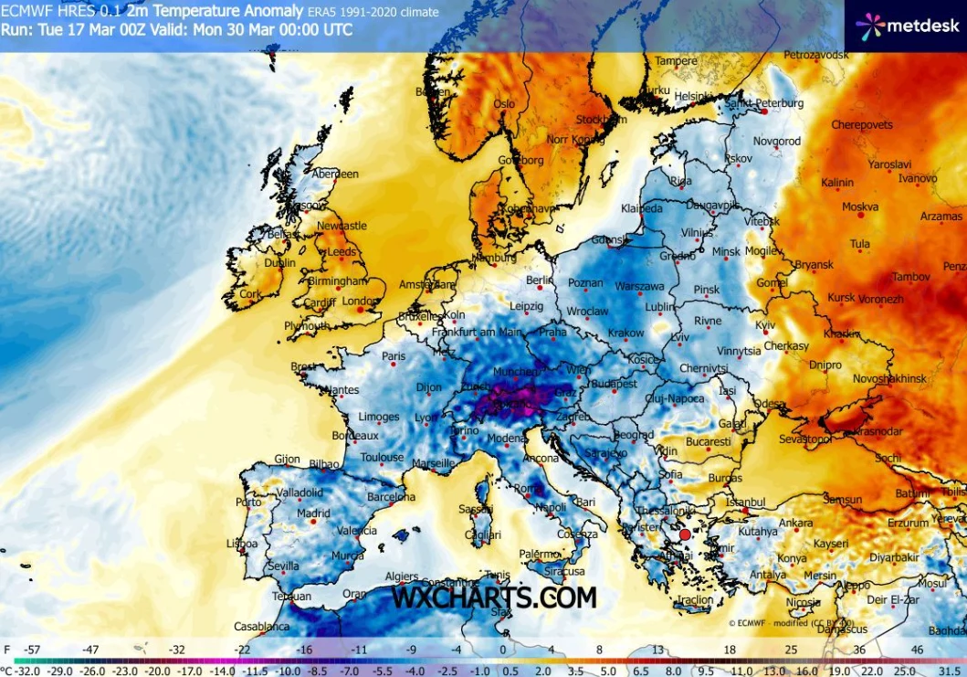 Mapa Europy z zaznaczonymi anomaliami temperatury, na której zachodnia i środkowa część kontynentu pokryta jest głównie niebieskimi odcieniami oznaczającymi znaczny spadek temperatury poniżej normy, podczas gdy wschodnia i północno-wschodnia Europa uka...