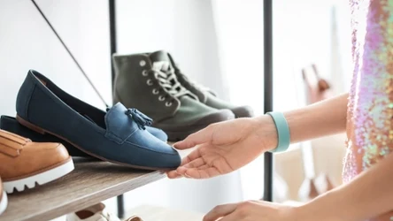 Nie tylko szpilki potrafią wizualnie wymodelować nogi. W tej roli sprawdzą się też między innymi mokasyny.