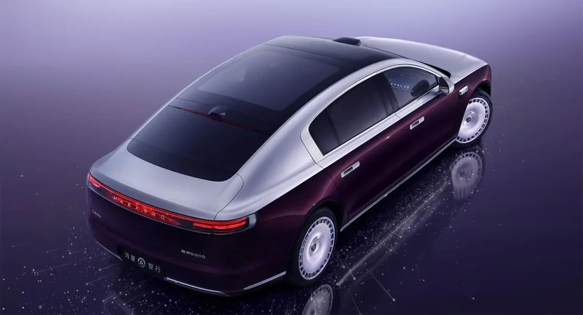 elegancki sedan w kolorze bordowo-szarym z panoramicznym dachem szklanym, nowoczesnymi liniami nadwozia oraz zintegrowanymi, wąskimi światłami tylnymi
