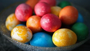 Barwniki do jajek w niskich cenach. Gdzie kupić najtaniej na Wielkanoc