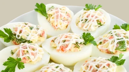 Jak przygotować wielkanocne jajka faszerowane krewetkami? Sprawdź przepis!