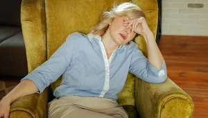 Przewlekłe zmęczenie może wynikać z nadmiaru stresu albo odwodnienia