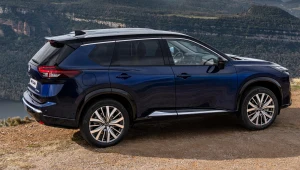 Nissan X-Trail na rok modelowy 2026 przeszedł lifting, który obejmuje stylistykę, systemy pokładowe i wyposażenie.