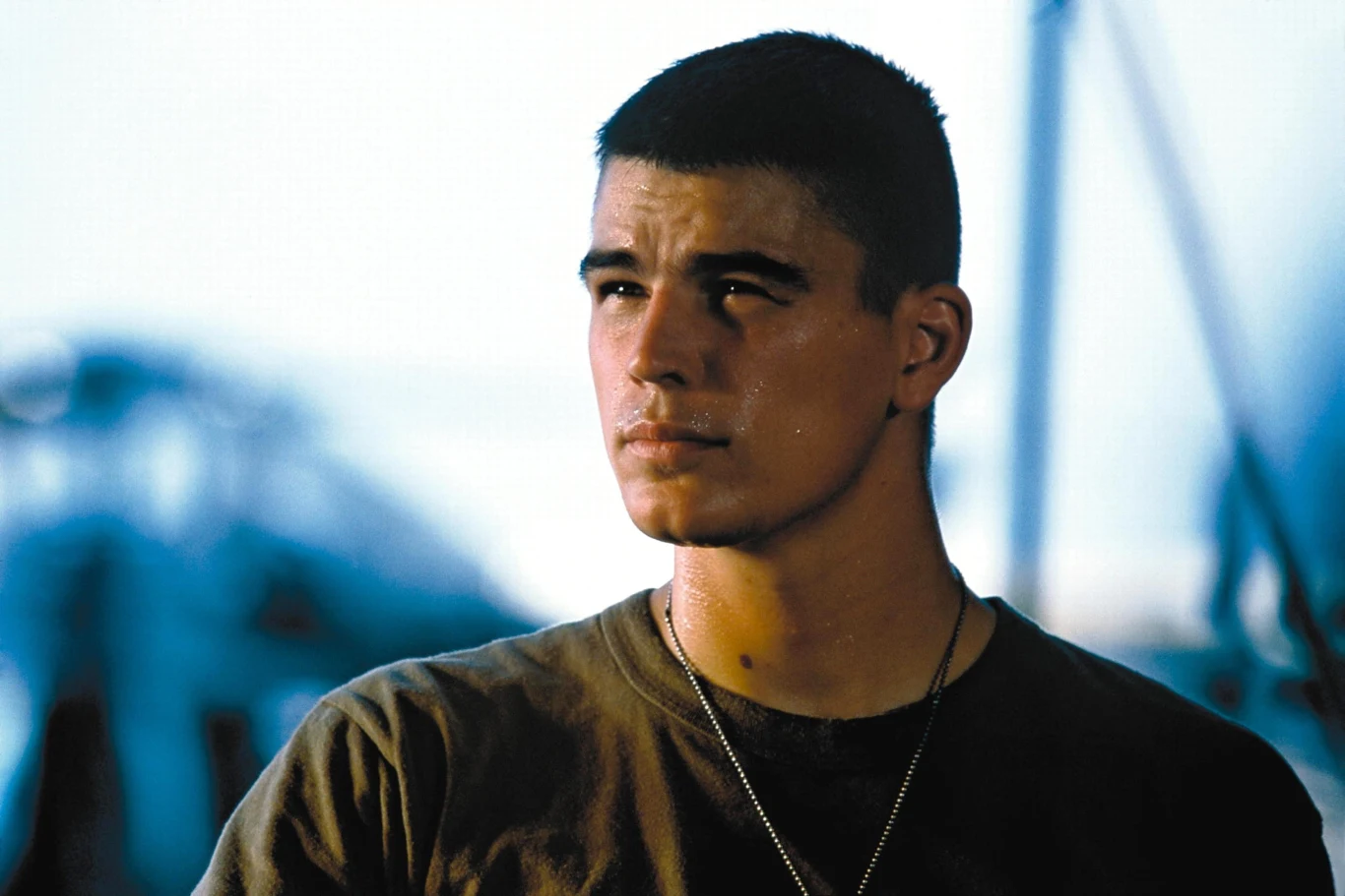Josh Hartnett w filmie "Helikopter w ogniu" Josh Hartnett w filmie „Helikopter w ogniu” patrzy się w dal w jedną stronę.