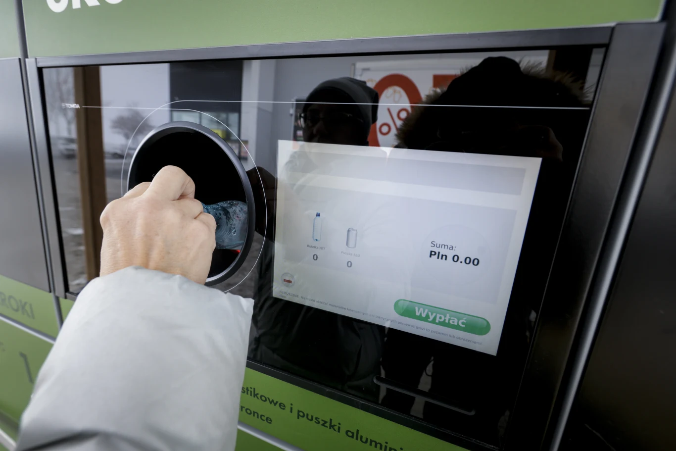 Jednym z najpoważniejszych problemów systemu kaucyjnego jest brak wystarczającej liczby butelkomatów automat do zwracania butelek i puszek, do którego wkładana jest plastikowa butelka, z widocznym ekranem informującym o liczbie oddanych opakowań i wskazującym kwotę do wypłaty