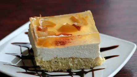 Lekkie ciasto z owocami bije na głowę nawet sernik. W sam raz na Wielkanoc. 