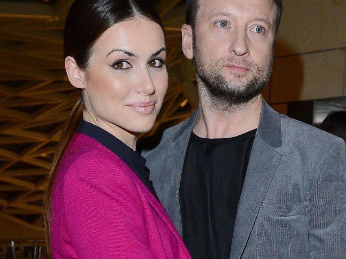 Marta Żmuda Trzebiatowska, Adam Król Marta Żmuda Trzebiatowska w różowej marynarce i Adam Król w szarej marynarce stoją razem w nowoczesnym wnętrzu