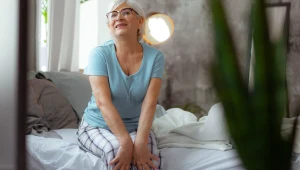 Kilka minut rano, które robią różnicę dla pleców i mózgu. Nie musisz nawet wstawać z łóżka