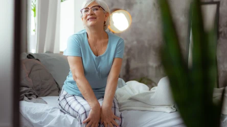 Kilka minut rano, które robią różnicę dla pleców i mózgu. Nie musisz nawet wstawać z łóżka