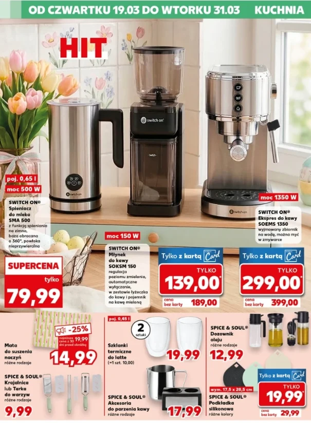 Stalowy czajnik elektryczny, elektryczny młynek do kawy oraz ekspres ciśnieniowy ustawione na kuchennym blacie przy oknie, obok wazon z tulipanami; poniżej oferty promocyjne na akcesoria kuchenne, młyny do przypraw, matę stołową oraz pojemniki na żywno...