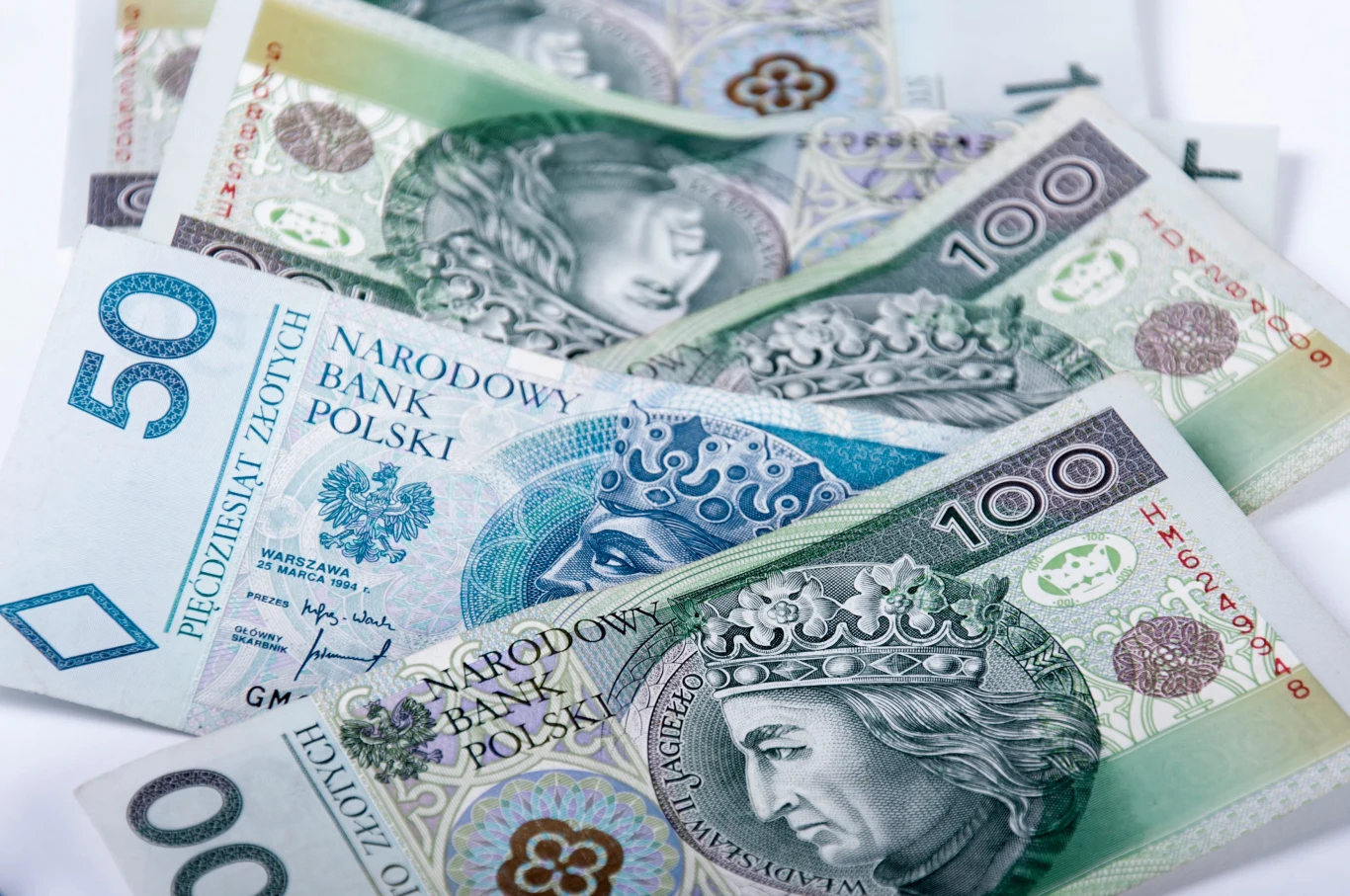 Zwrot czesnego dla studentów SWPS i Politechniki Lubelskiej. Sprawdź, komu należy się rekompensata Banknoty polskiej waluty położone na sobie. Widoczne nominały 50 zł, 100 zł