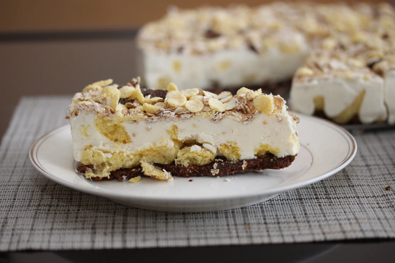 Proste ciasto z wykorzystaniem musli Deser na każdą okazję, ciasto muesli z jogurtem i czekoladą