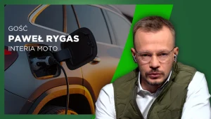 mężczyzna w okularach i zielonej kamizelce siedzi na tle zdjęcia elektrycznego samochodu ładowanego na stacji oraz napisu z imieniem i nazwiskiem gościa programu motoryzacyjnego