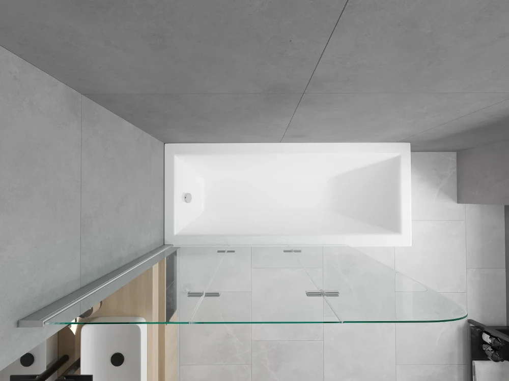 prostokątna, biała wanna w nowoczesnej łazience wyłożonej jasnoszarymi płytkami, przezroczysta szklana ścianka prysznicowa oddzielająca wannę od reszty pomieszczenia