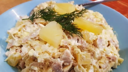 Prostą sałatkę na Wielkanoc zrobisz na bazie jajek, szynki i ananasa 