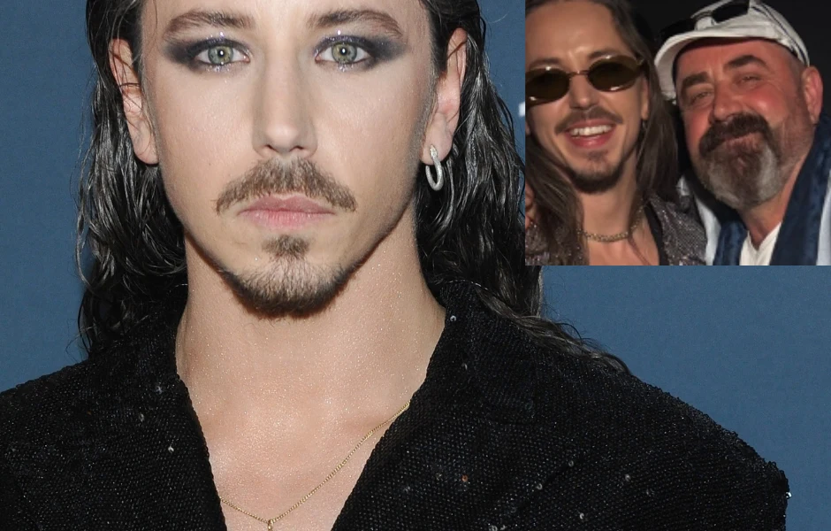 Mężczyzna z długimi ciemnymi włosami, wyrazistym makijażem oczu i zarostem pozuje na tle niebieskiej ściany; w prawym górnym rogu wstawione jest zdjęcie dwóch uśmiechniętych mężczyzn, jeden z długimi włosami i okularami przeciwsłonecznymi, drugi z brod...