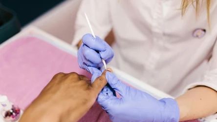 Odsuwanie skórek przy paznokciach zapobiegnie ich odrastaniu i stwardnieniu