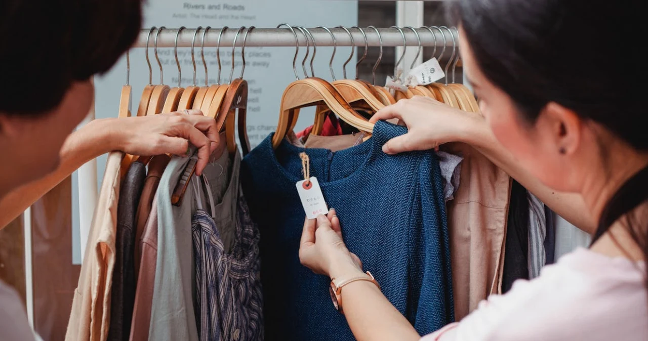 Presja płacowa w handlu detalicznym. Gdzie sprzedawcy i kasjerzy mogą liczyć na realne podwyżki?