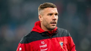 Nie było cienia litości. Bezwzględna dyskwalifikacja. Podolski na aucie