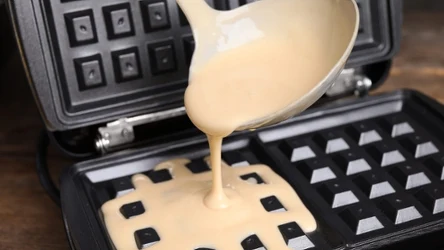 Czyszczenie gofrownicy czy tostera utrudnia teflonowa lub ceramiczna powłoka. Sprawdź, jak bezpiecznie pozbyć się z nich brudu.