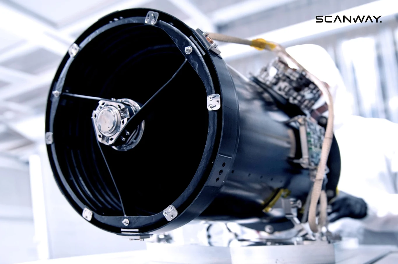duży, zaawansowany teleskop optyczny z widocznymi elementami elektroniki i okablowania, ustawiony w jasnym, laboratoryjnym otoczeniu, z logo Scanway w górnym rogu