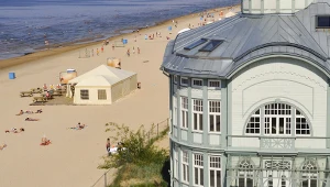 Jeden z najpiękniejszych kurortów nad Bałtykiem. Zachwyca spokojem, rozległą plażą i drewnianą architekturą.