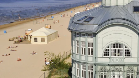 Jeden z najpiękniejszych kurortów nad Bałtykiem. Zachwyca spokojem, rozległą plażą i drewnianą architekturą.