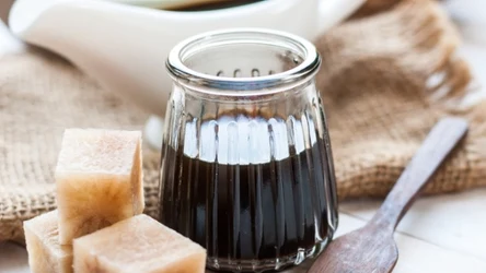 To jeden z najzdrowszych zamienników białego cukru. Sprawdzi się do kawy, ciast i deserów 