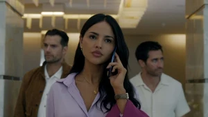 Henry Cavil, Eiza González i Jake Gyllenhaal w scenie z filmu "Zawodowcy"