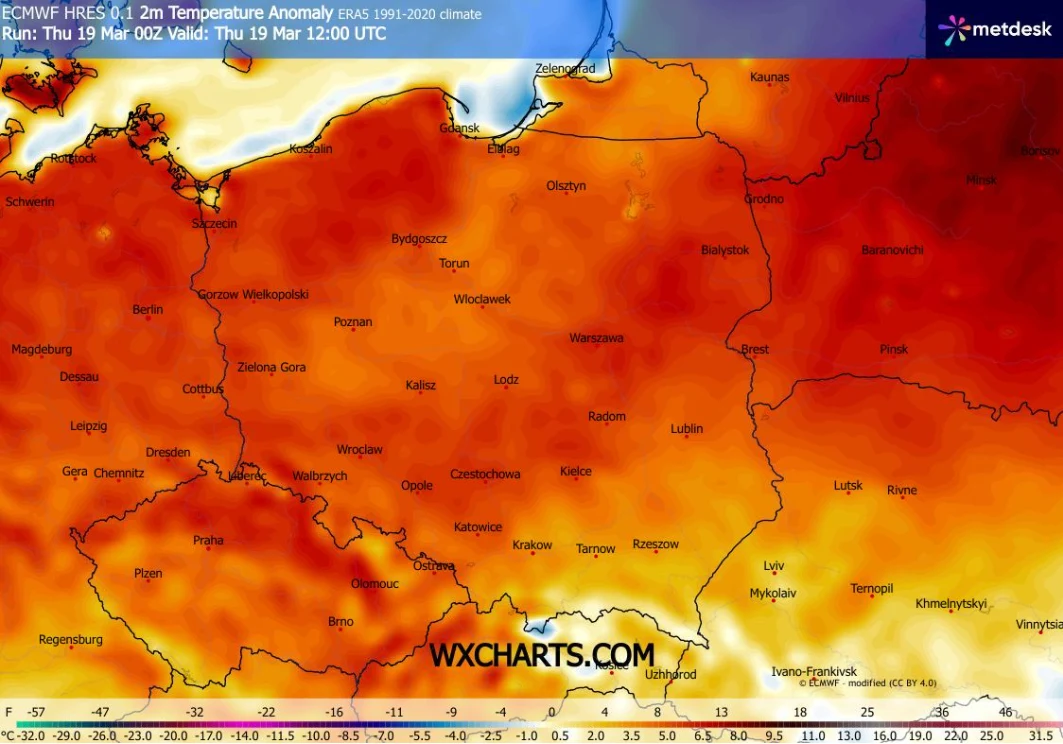 Mapa Polski z naniesionymi anomaliami temperatury powietrza, przedstawiająca różnice od średnich wartości z lat 1995-2020; dominują ciepłe odcienie wskazujące na podwyższone temperatury w całym kraju, z zaznaczeniem nazw głównych miast i regionów oraz ...