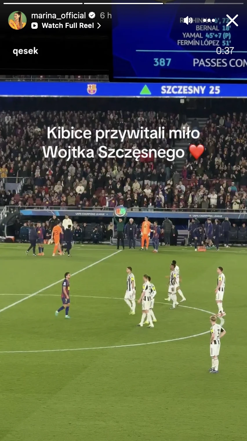 Piłkarze w biało-czarnych strojach wraz z bramkarzem w pomarańczowym stroju znajdują się na murawie stadionu, a na trybunach widoczny jest tłum kibiców wypełniających większość miejsc; na elektronicznej tablicy wyświetlane jest nazwisko Szczęsny oraz i...