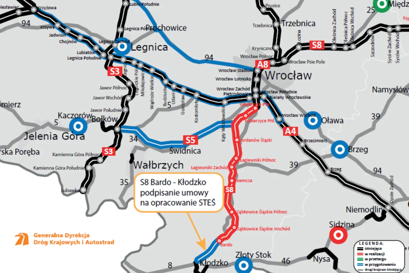 Mapa drogowa Dolnego Śląska z wyróżnioną na czerwono planowaną trasą S8 między Bardem a Kłodzkiem oraz zaznaczeniem podpisania umowy na opracowanie dokumentacji STES; na mapie widoczne przebiegające już trasy ekspresowe S3, S5, S8 i autostrady A4, a ta...